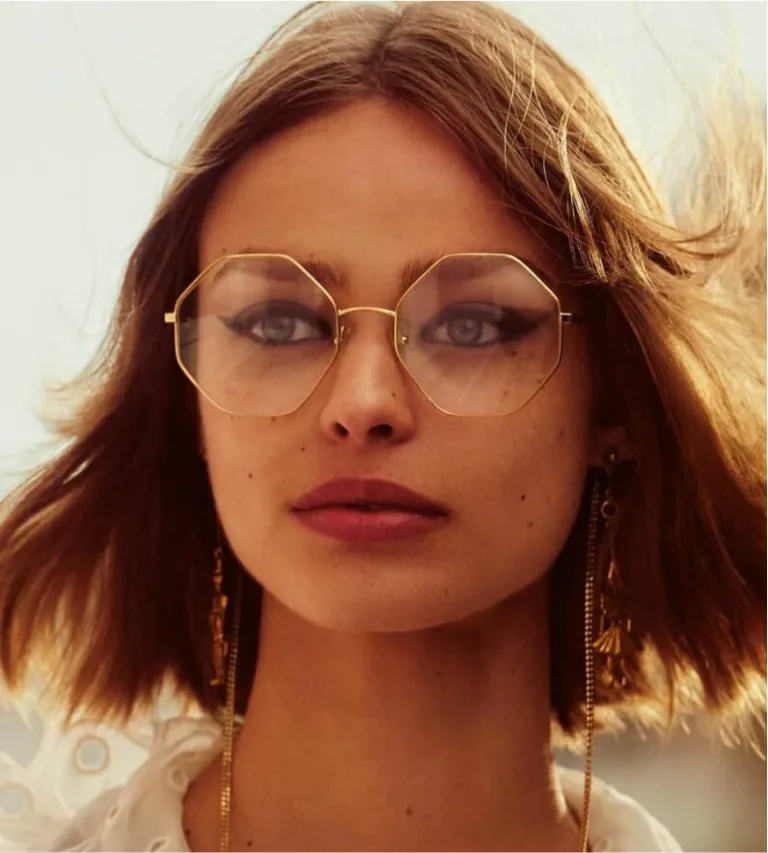 femme portant des lunettes de créateur